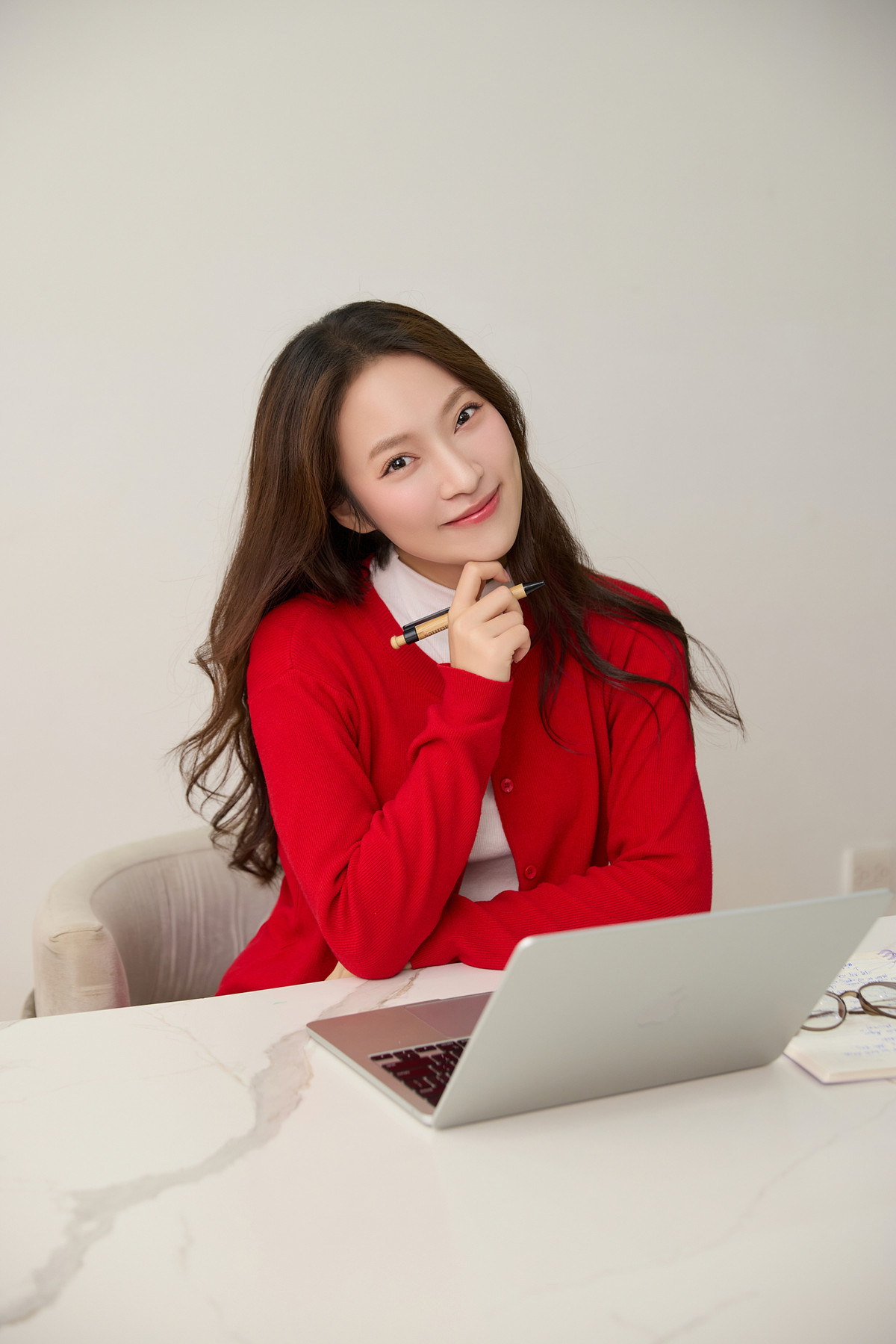 Ở tuổi 25, Khánh Vy gây ấn tượng bởi “profie khủng” trong cả học tập lẫn công việc.