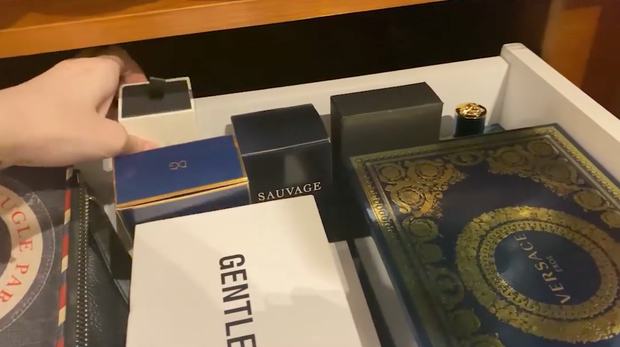 Dù đã chia tay nhưng Ngân Sát Thủ hồn nhiên mở tủ quần áo, kiểm tra bộ sưu tập nước hoa mà bạn trai cũ sở hữu và tiện tay "thó" luôn một chai.