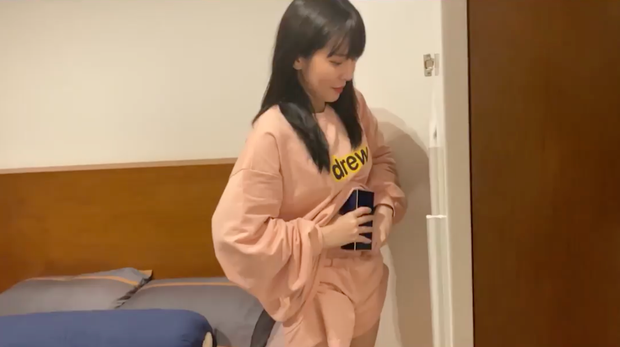 Không dừng lại ở đó, danh sách đồ Ngân Sát Thủ "thó" của ViruSs còn có 1 đống khẩu trang, một chiếc mũ snapback đen.