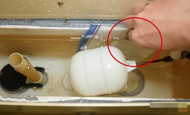 Đây là phương pháp được rất nhiều người áp dụng. Họ tận dụng triệt để những hiểu biết thiết bị vệ sinh để nhằm qua mặt vợ. Nhưng với giác quan siêu việt, hội chị em vẫn phát giác.