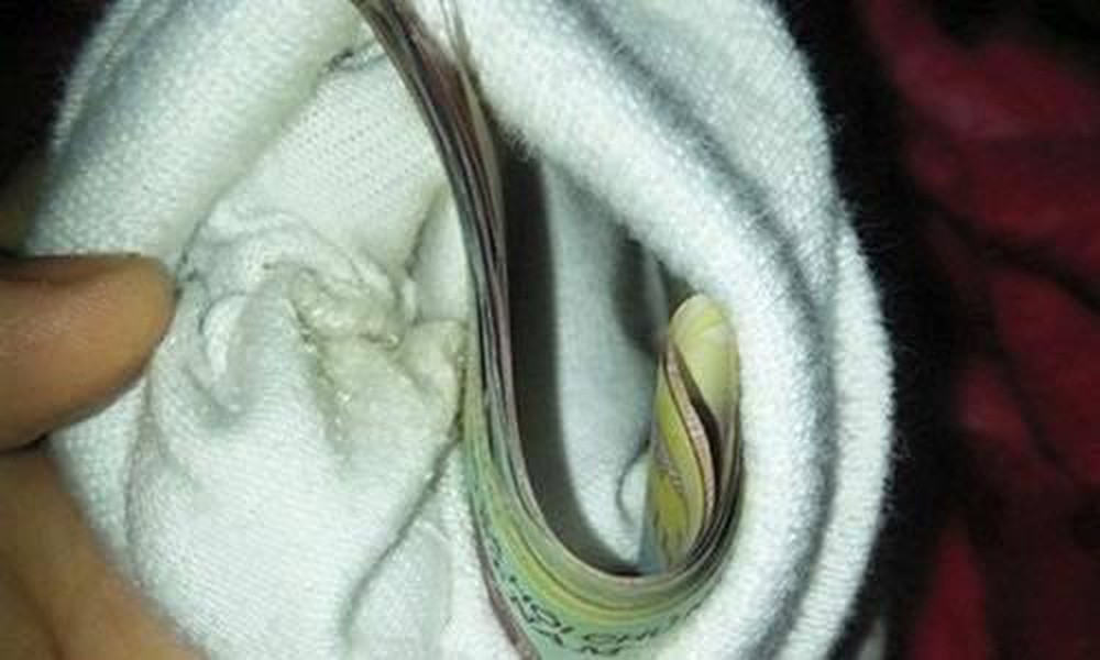 Cất tiền trong tất, cất kĩ vào ngăn tủ là cách dùng khá phổ thông.