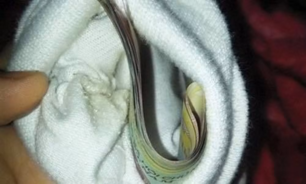 Cất tiền trong tất, cất kĩ vào ngăn tủ là cách dùng khá phổ thông.