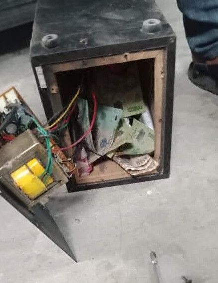 Những chiêu thức giấu tiền vào ngăn tủ quần áo, bàn làm việc hay trong giầy đều đã lỗi thời. Giới đàn ông đã thể hiện "IQ vô cực" qua những “phát kiến” không thể ngờ tới.