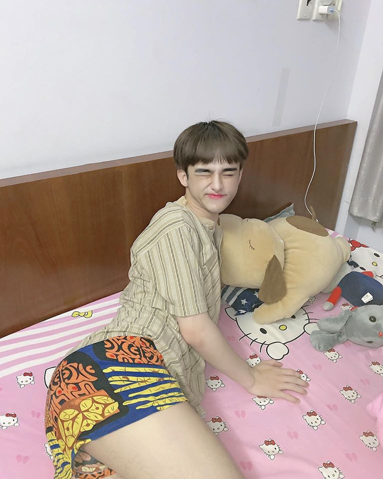 Cụ thể nickname Anso bình luận: "Xem õng ẹo cho nó giải trí những góp ý chân thành, nhiều lúc hơi thái quá. Mình cảm tưởng Bo đang là người trong showbiz và fan hâm mộ cứ ào ào ý.".