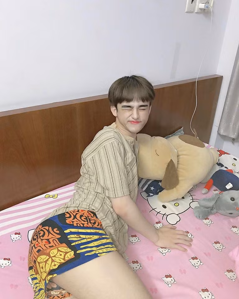 Cụ thể nickname Anso bình luận: "Xem õng ẹo cho nó giải trí những góp ý chân thành, nhiều lúc hơi thái quá. Mình cảm tưởng Bo đang là người trong showbiz và fan hâm mộ cứ ào ào ý.".