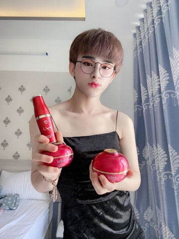 Ngoài những ý kiến chỉ trích, cũng có không ít cho rằng, chính trò lố của Trần Đức Bo mang lại tiếng cười cho mọi người, mặc dù nó chẳng có chút có duyên nào.