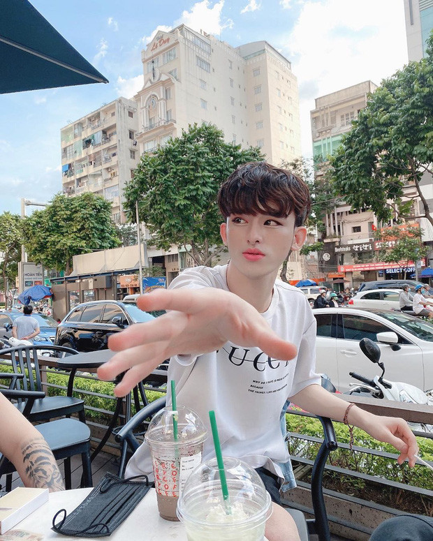 Cụ thể, nickname P.Q.T bình luận: "Chẳng hiểu các bạn thấy sao nhưng mình không thể "tiêu hóa" nổi những trò lố của Trần Đức Bo. Nó cứ sao sao ấy. Ví dụ như Lệ Rơi mang đến sự chân chất, Lộc Fuho thì cũng vậy nhưng ông Bo này thì thấy kiểu thái quá".