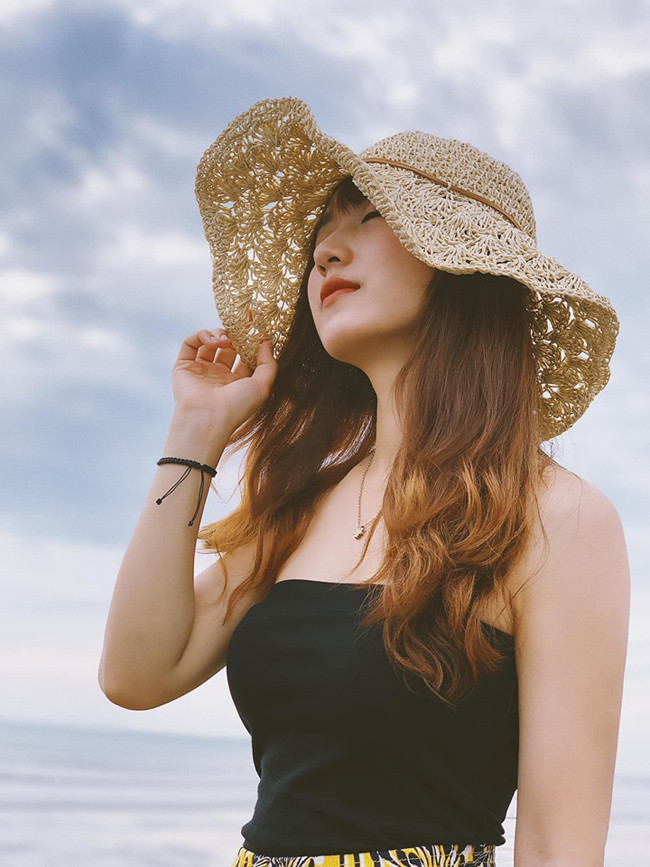 Sau khi bỗng chốc trở thành người nổi tiếng, nữ giáo viên tiểu học Thúy Ngân từng chia sẻ: "Vì bên cạnh những người lời bình luận tích cực, dí dỏm, muốn làm quen với mình thì cũng không ít cư dân mạng nói đây là chiêu trò mình dùng đề câu like, phục vụ cho việc kinh doanh. Mình không cần nổi tiếng, không câu like để bán hàng nên mình mong muốn sau vài ngày cuộc sống sẽ trở lại bình thường".