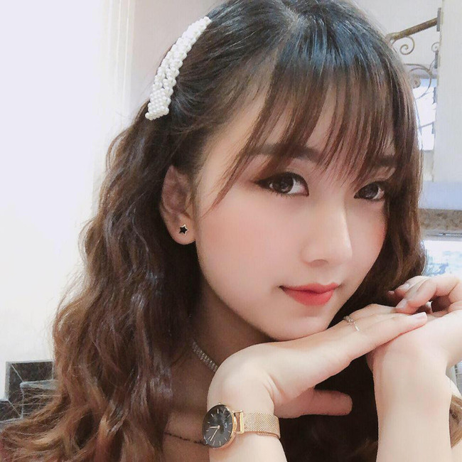 Theo tìm hiểu, Thúy Ngân có 6 năm theo đuổi nghề "gõ đầu trẻ" và cô nàng hiện công tác tại trường tiểu học Tân Định.