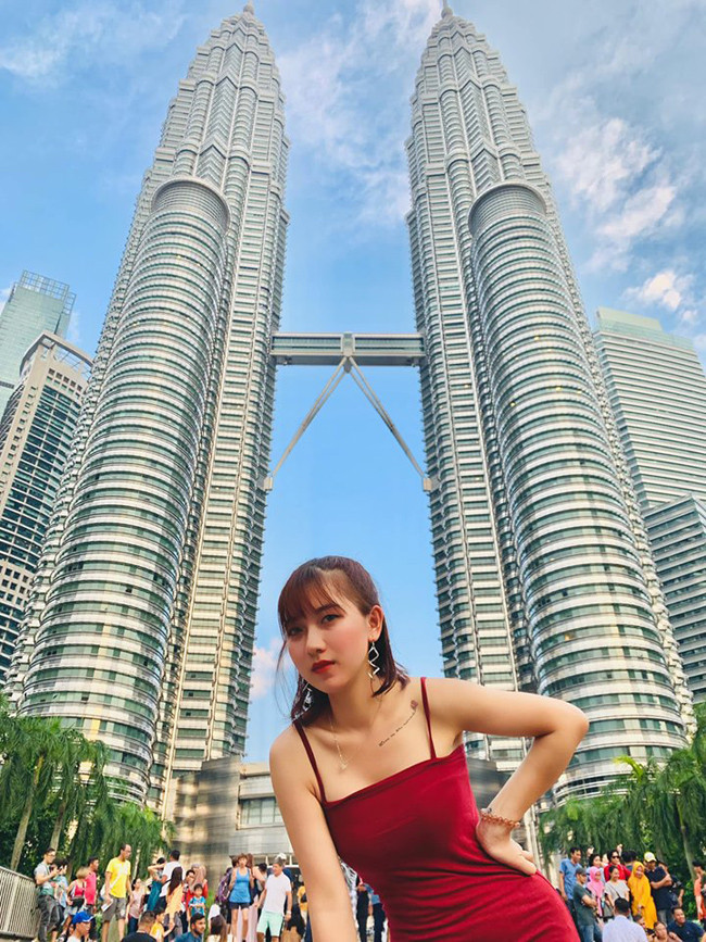 Sau đó, đến tháng 9/2017, giáo viên tiểu học tên Thúy Ngân tiếp tục "gây bão" bởi hình ảnh ân cần chăm sóc học sinh trong lễ khai giảng bằng gương mặt xinh đẹp và thân hình vòng nào ra vòng đó.