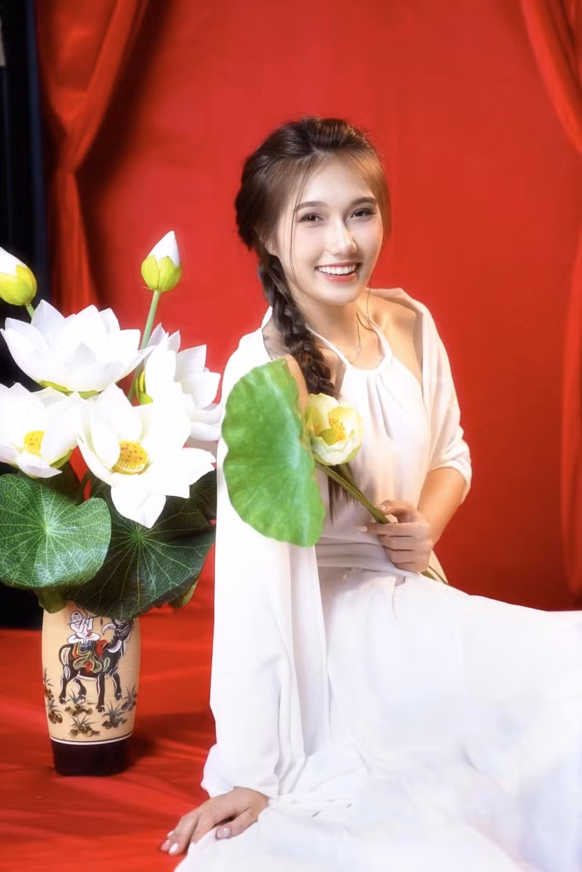 Được biết, Nguyễn Lan Vy sinh năm 2006, hiện đang chơi ở vị trí chủ công cho VTV Bình Điền Long An.