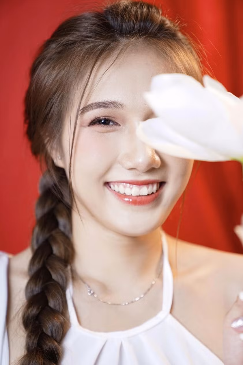 Hot girl bóng chuyền này cao 1m73, gương mặt xinh đẹp, ngọt ngào cùng làn da trắng mịn giúp cô nhanh chóng trở thành tâm điểm chú ý trên sân thi đấu.