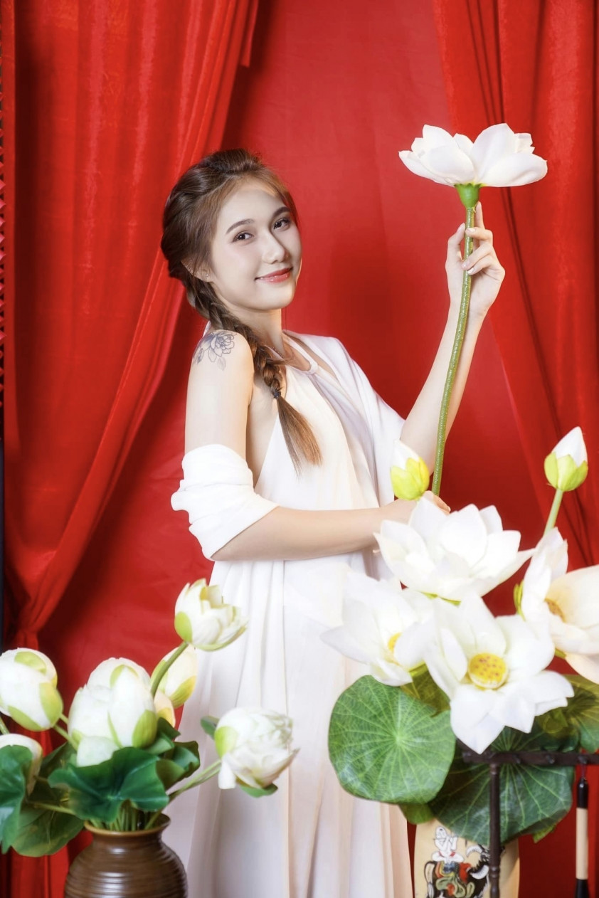 "Bạn này xinh quá, vẻ đẹp trong trẻo lai chút phương Tây", "Nhìn cứ như búp bê, da trắng quá", "Xinh quá, hoa khôi bóng chuyền tương lai đây rồi", "Bình Điền Long An có nhiều hoa khôi mà",... là những bình luận của cư dân mạng.