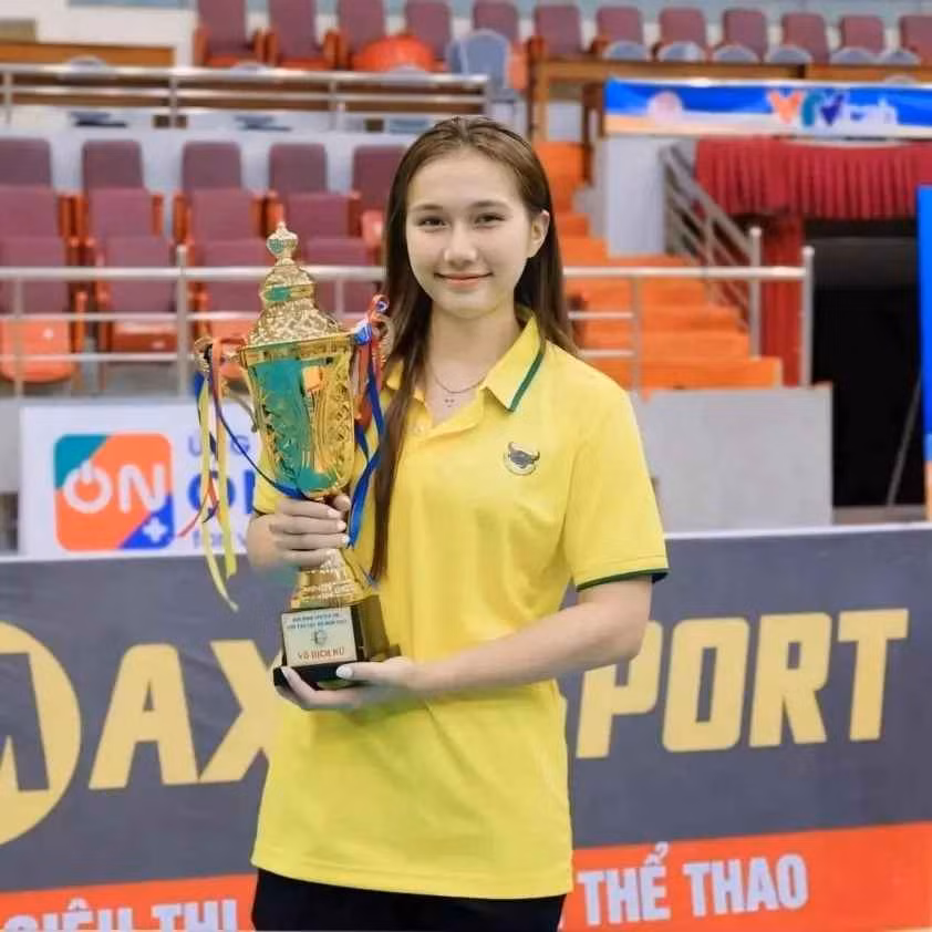 Mới đây, loạt ảnh Nguyễn Lan Vy - tay đập thuộc Câu lạc bộ bóng chuyền VTV Bình Điền Long An tại giải bóng chuyền Cúp Hoa Lư - Bình Điền 2024 nhận được nhiều lượt tương tác của cư dân mạng.