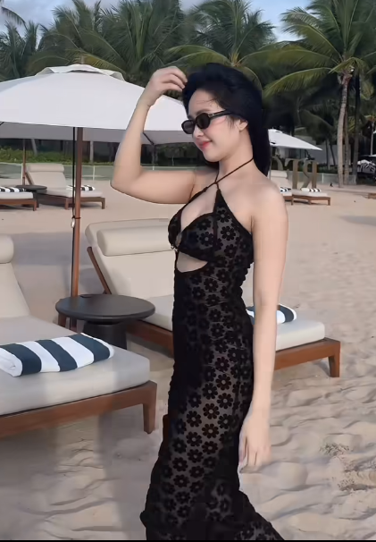 Sở hữu vòng eo con kiến, nhiều người không ngờ rằng Phương Anh đã từng kết hôn từ năm 19 tuổi và có 2 con.