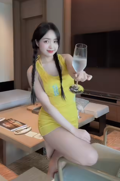 Phương Anh nổi tiếng nhờ sở hữu gương mặt dễ thương, làn da trắng và body quyến rũ.