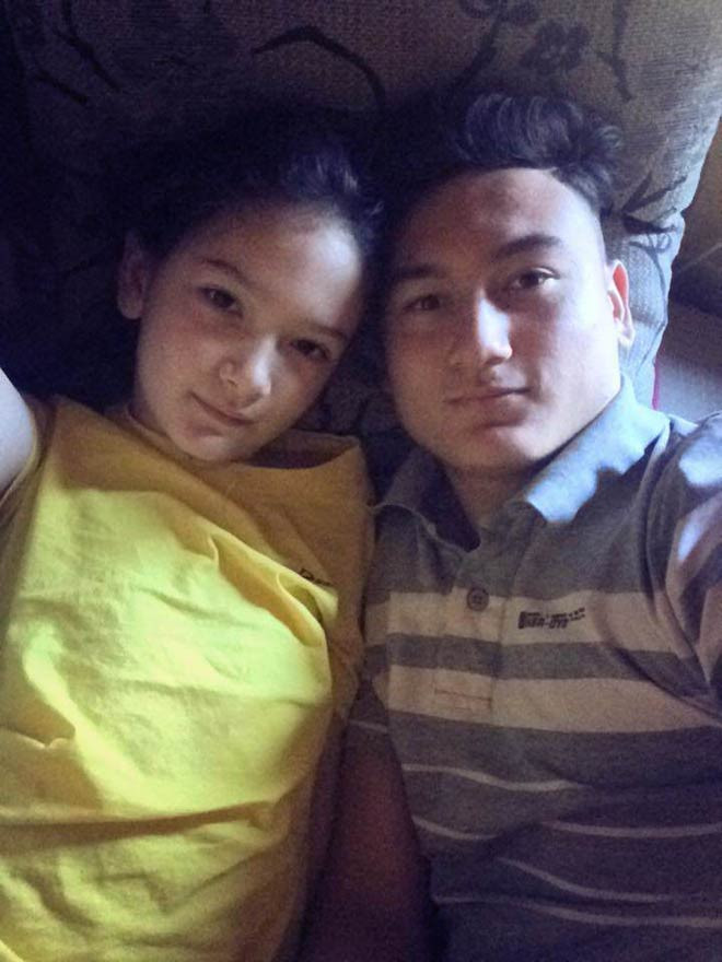 Thanh Giang cũng từng đến sân cỏ cổ vũ anh trai thi đấu. Cô nàng còn bày tỏ những lời yêu thương với anh trai trên mạng xã hội như: “Anh của em”, “Yêu anh”… Sống tình cảm, yêu thương gia đình, cô bé 15 tuổi chiếm được thiện cảm của nhiều người.