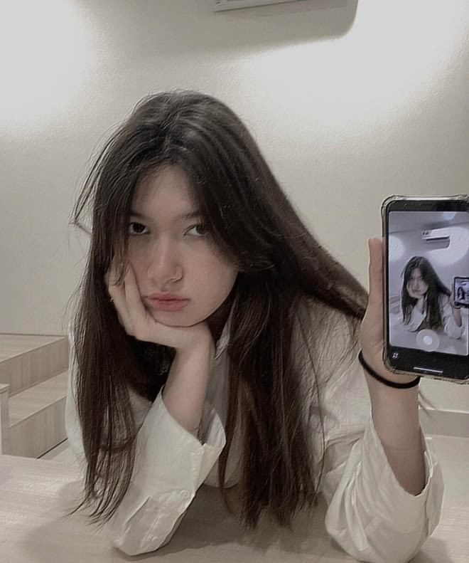 Thanh Giang và người anh trai cầu thủ có môi quan hệ rất thân thiết. Thủ môn Văn Lâm nổi tiếng là “người anh trai quốc dân”, luôn yêu thương, cưng chiều em gái.