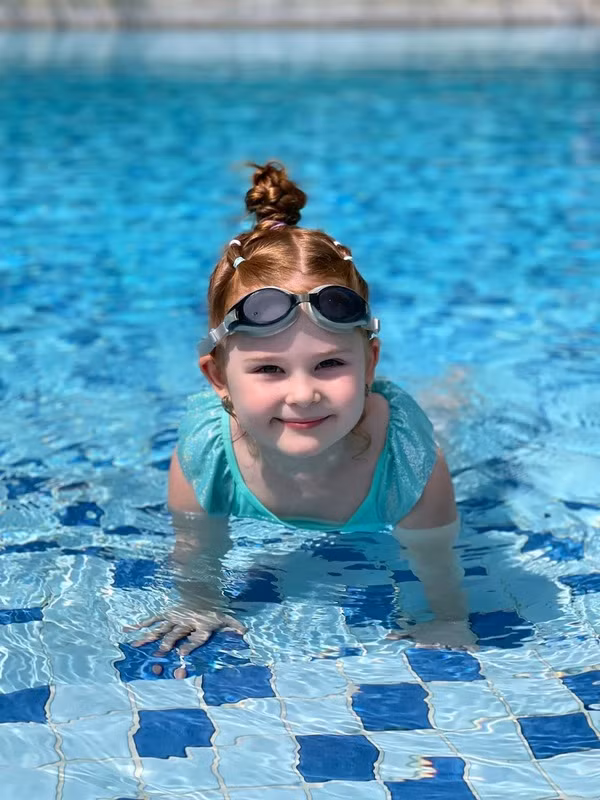 Mới đây, Dianka đã đăng tải khoảnh khắc thủ môn Bùi Tiến Dũng cùng em gái vui đùa dưới hồ nước. Cả hai tỏ ra rất “hợp rơ” và yêu quý nhau, không ngừng đùa nghịch vô cùng khoái chí.