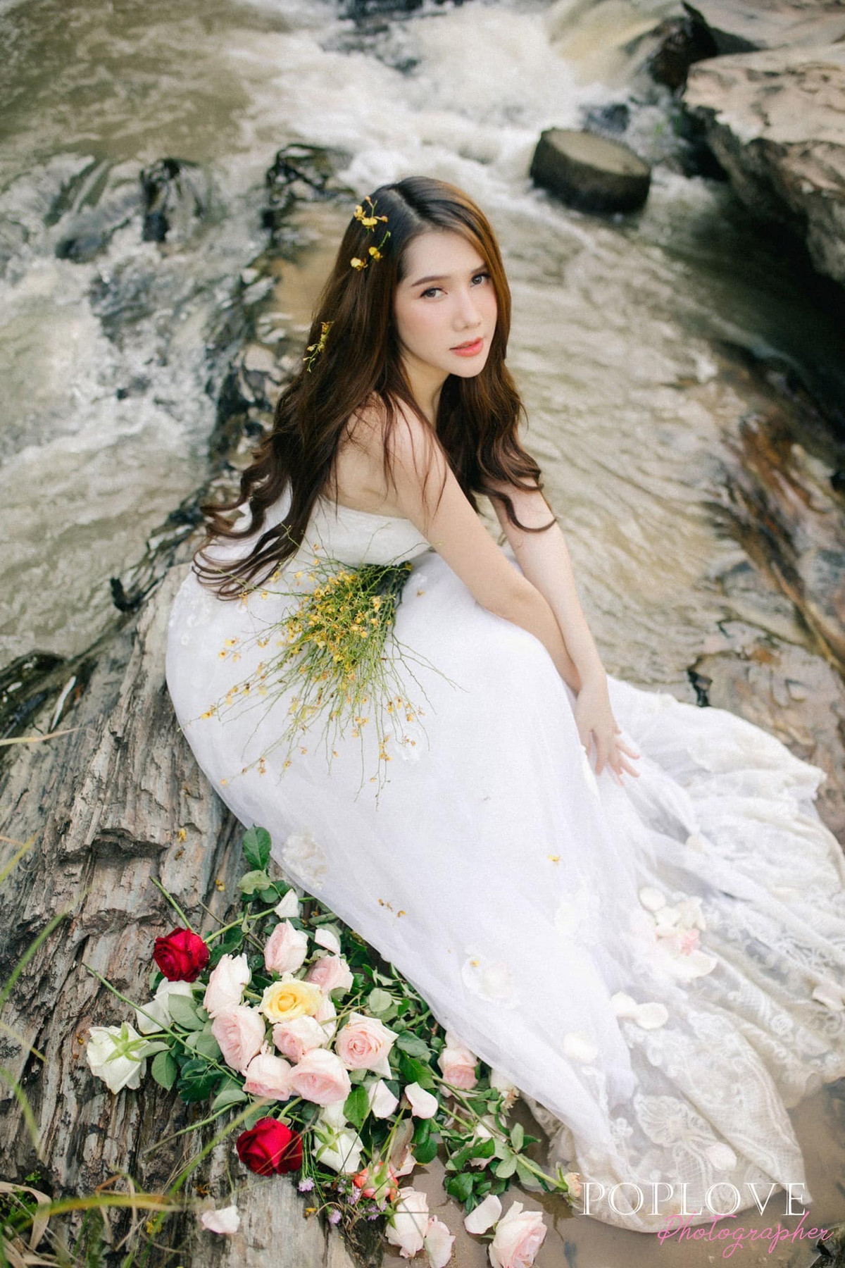 Sở hữu gương mặt đẹp, làn da trắng mịn màng và chiều cao tốt, Navapat Sarunchaigul ghi điểm trong mắt cánh mày râu.