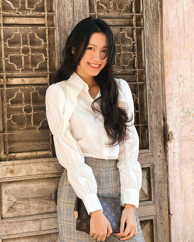 Mới đây nhất chắc chắn phải kể đến outfit được trưng dựng cho dịp đám cưới Chung - Uyên. Khi dân tình ùn ùn kéo vào hỏi xin info, Doãn Hải My không ngần ngại chia sẻ thông tin.