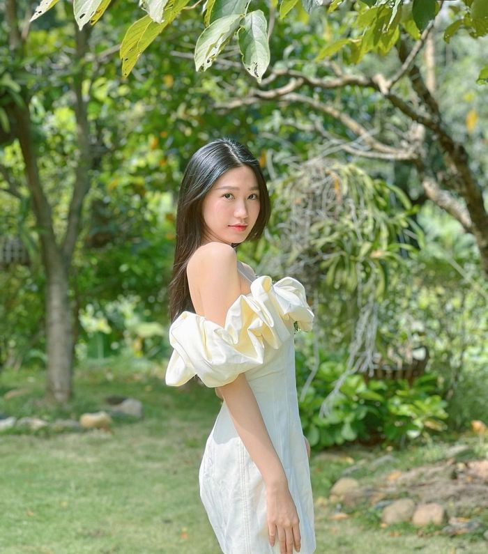 Qua những bức ảnh được cho "lên sóng", không khó để nhận ra Doãn Hải My là tiểu thư chính hiệu. Người đẹp sinh năm 2001 trưởng thành trong môi trường tốt, được bố mẹ hết mực yêu thương.