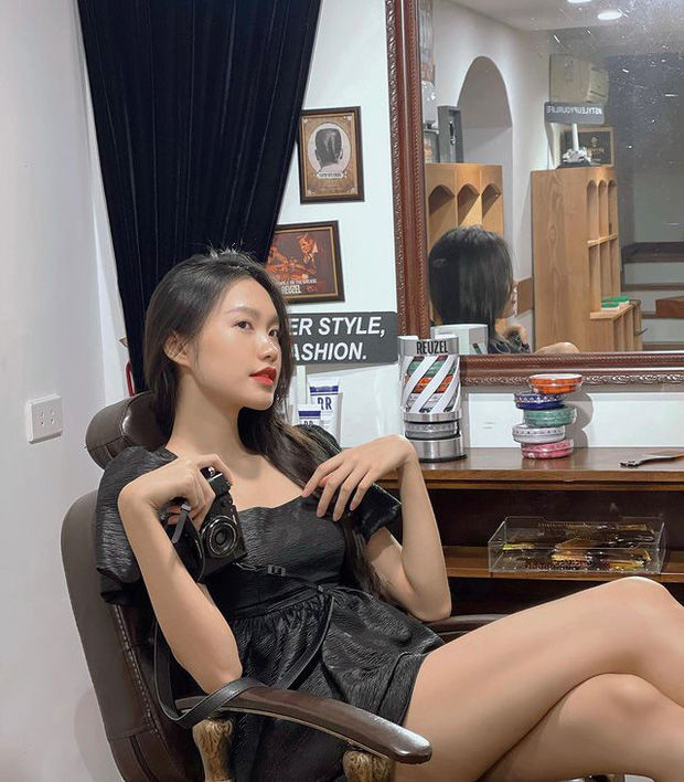 Doãn Hải My còn biết cách làm mới bản thân, "đổi gió" bằng những set đồ sành điệu. Nhờ biết cách mix&match các item lại với nhau nên bạn gái cầu thủ đội tuyển Việt Nam luôn tạo ra được một tổng thể sang chảnh hết phần thiên hạ, khiến bất kỳ ai nhìn ngắm cũng khó lòng rời mắt.