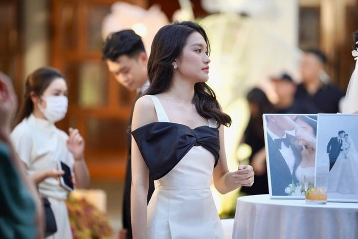 Dù chuẩn tiểu thư nhưng một điều thú vị là cuộc sống của Doãn Hải My không phải chỉ xoay quanh hàng hiệu mà ngược lại, cô nàng rất thích diện trang phục bình dân phù hợp với vóc dáng.
