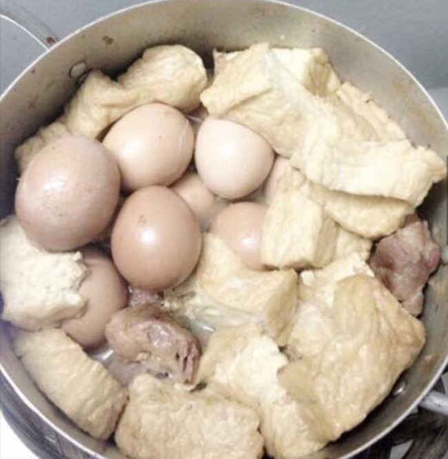 Đậu kho trứng nhưng nhìn quả trứng nó lạ lắm.