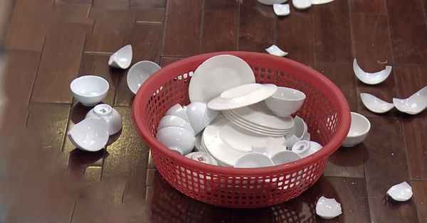 Có người chỉ vì một cú đứng lên "thần sầu" đã hích đổ cả bàn ăn, rơi bát đĩa loảng xoảng. Có người thì "ghi điểm" bằng món cá cháy khét lẹt.