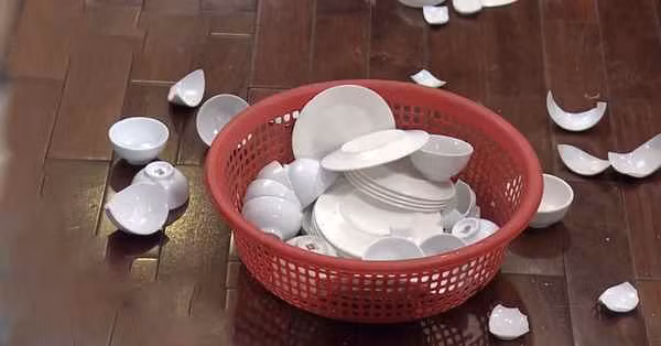 Có người chỉ vì một cú đứng lên "thần sầu" đã hích đổ cả bàn ăn, rơi bát đĩa loảng xoảng. Có người thì "ghi điểm" bằng món cá cháy khét lẹt.