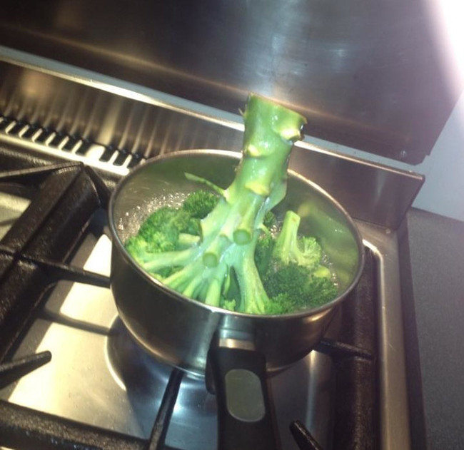 Không chỉ có các cô gái mà ngay cả chàng trai khi về nhà người yêu ra mắt cũng gây ra "thảm họa nấu nướng".