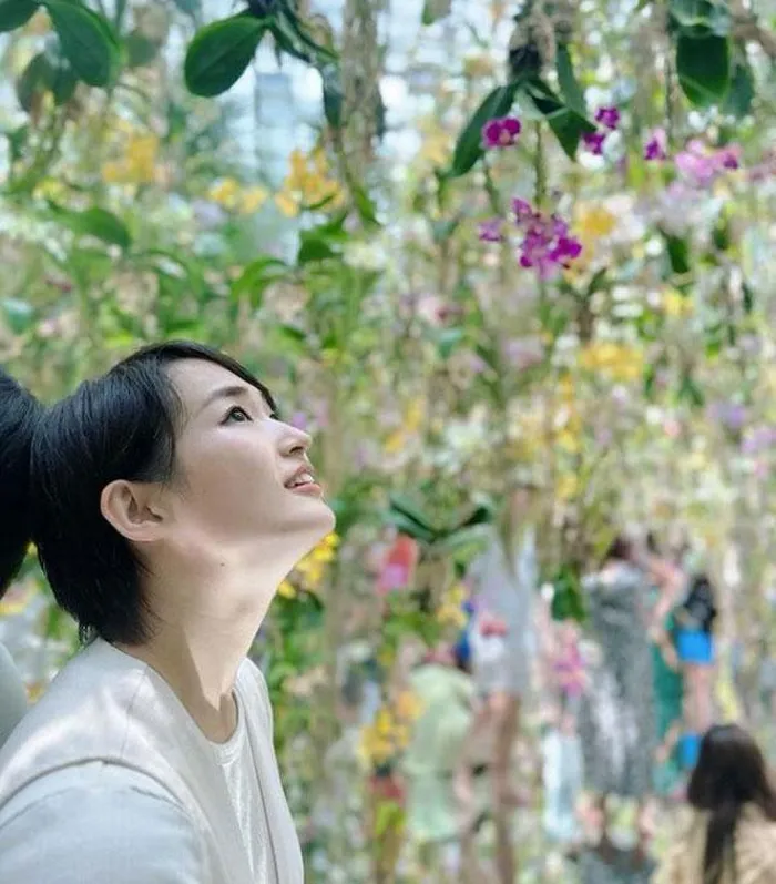 Tuy nhiên, ở ngoài đời, cô nàng được nhận xét khá dễ thương và hòa đồng.