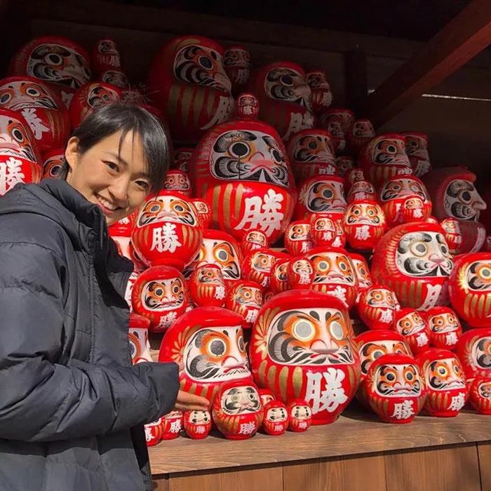 Kiyou Shimizu chụp ảnh cùng búp bê may mắn Daruma.