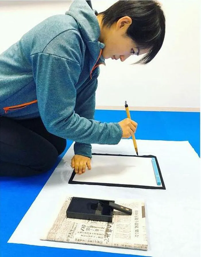 Kiyou Shimizu thử tài với bộ môn viết thư pháp.
