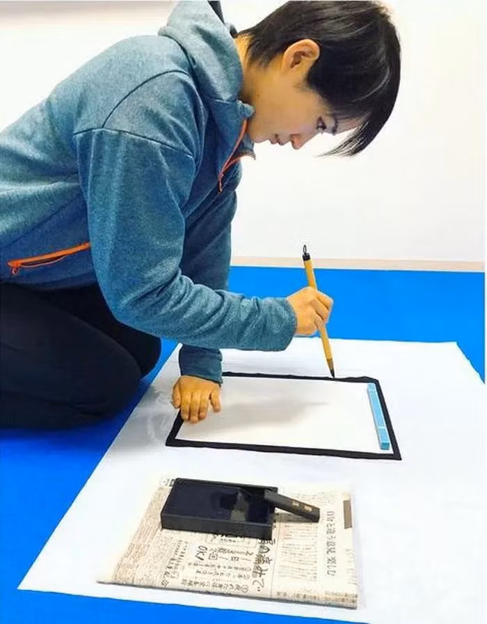 Kiyou Shimizu thử tài với bộ môn viết thư pháp.