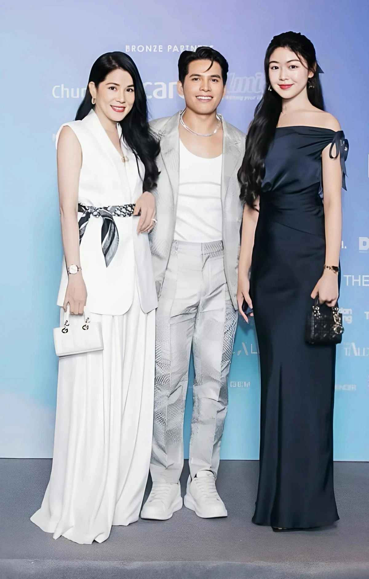 Hay trong một sự kiện khác, con gái Quyền Linh cũng khoe vẻ đẹp quyến rũ trong bộ váy suôn đen dài.