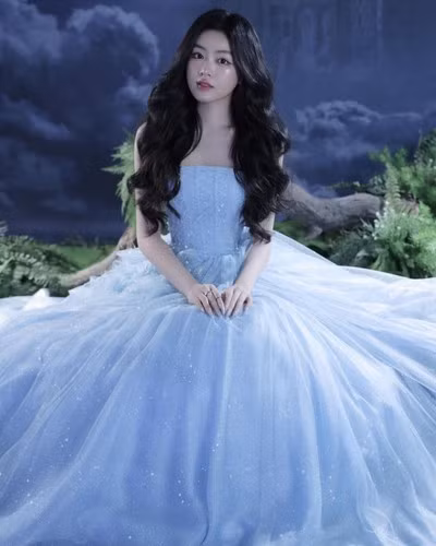 Con gái Quyền Linh (tên thật Mai Thảo Linh) sinh năm 2006. Cô bé gây ấn tượng với chiều cao 1,73m và thường xuyên nhận được lời khen ngợi về dung mạo xinh đẹp tựa hoa hậu.