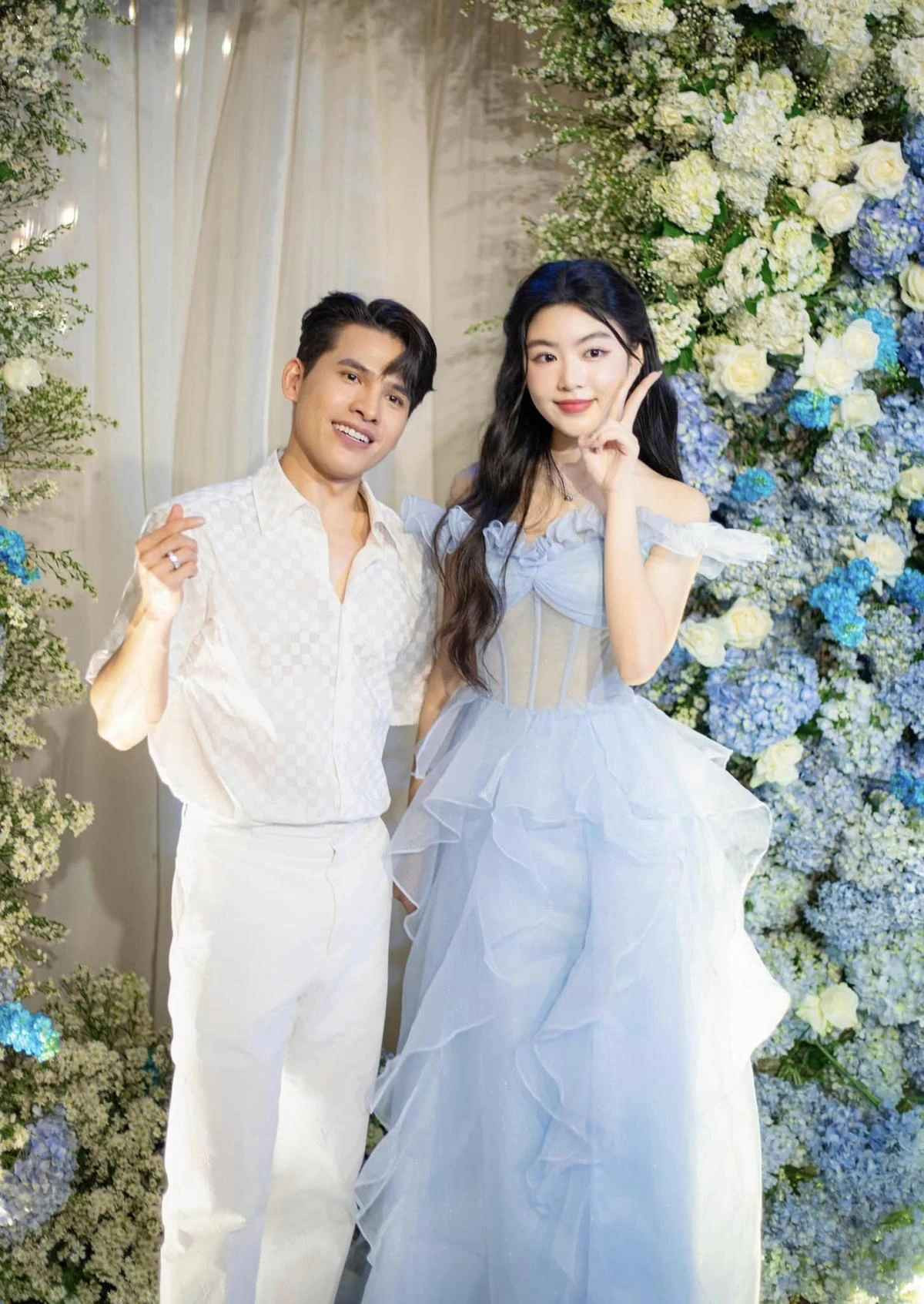 Lọ Lem trông rất cuốn hút khi lựa chọn một chiếc đầm xanh, với chất liệu vải voan mềm mại và nhẹ nhàng. Phong cách này giúp con gái Quyền Linh trông như một quý cô đầy thanh lịch và tinh tế.