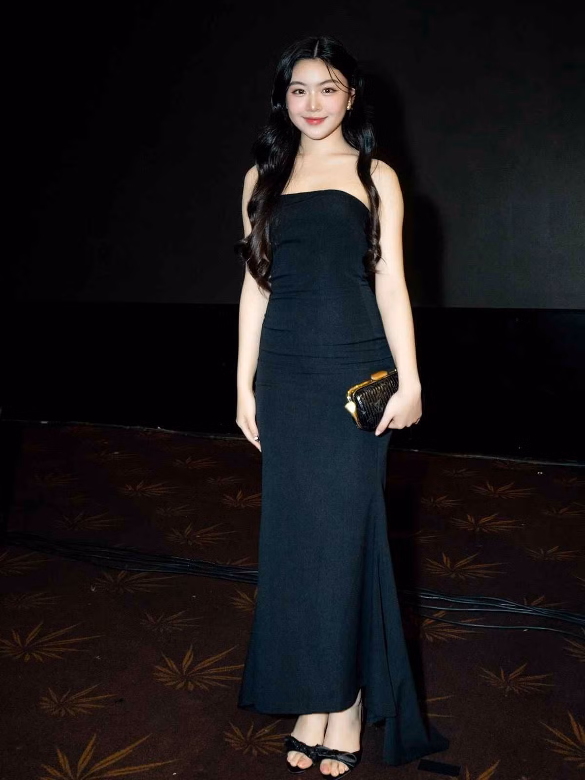 Trong bữa tiệc kỷ niệm 5 năm thành lập công ty của bố mẹ vào cuối tháng 7, Lọ Lem diện đầm quây đen tối giản. Với thiết kế tinh tế đã giúp con gái Quyền Linh khoe trọn làn da trắng sáng và bờ vai thon gọn.