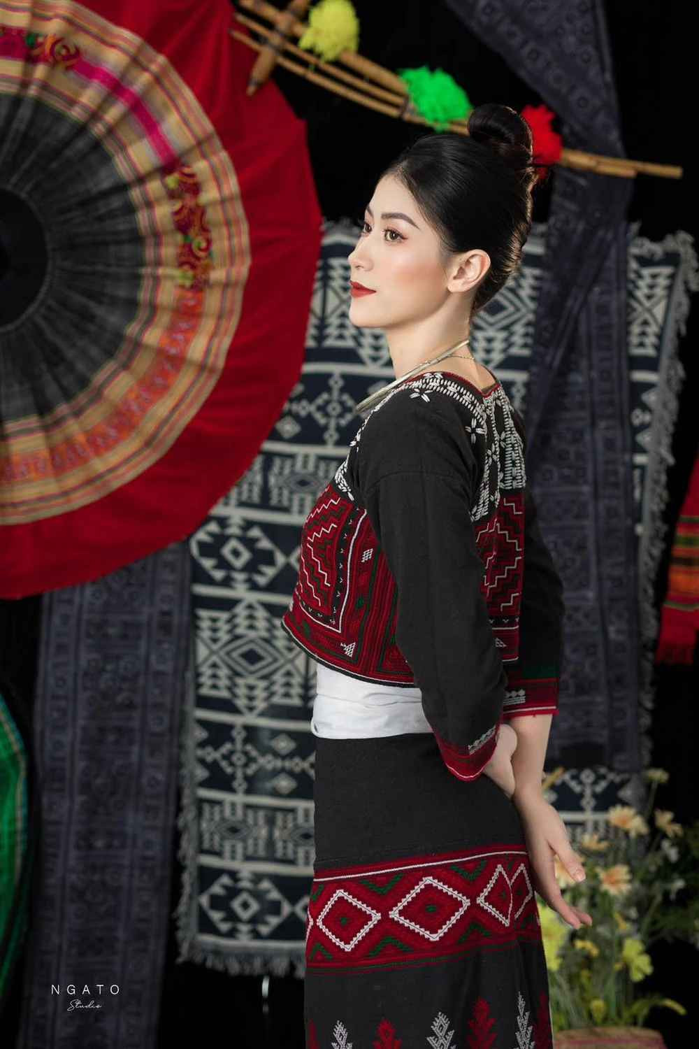 Đến với Lào Cai, Hoàng Thị Kiều Trinh cũng đã có cơ hội khoác lên mình bộ trang phục dân tộc