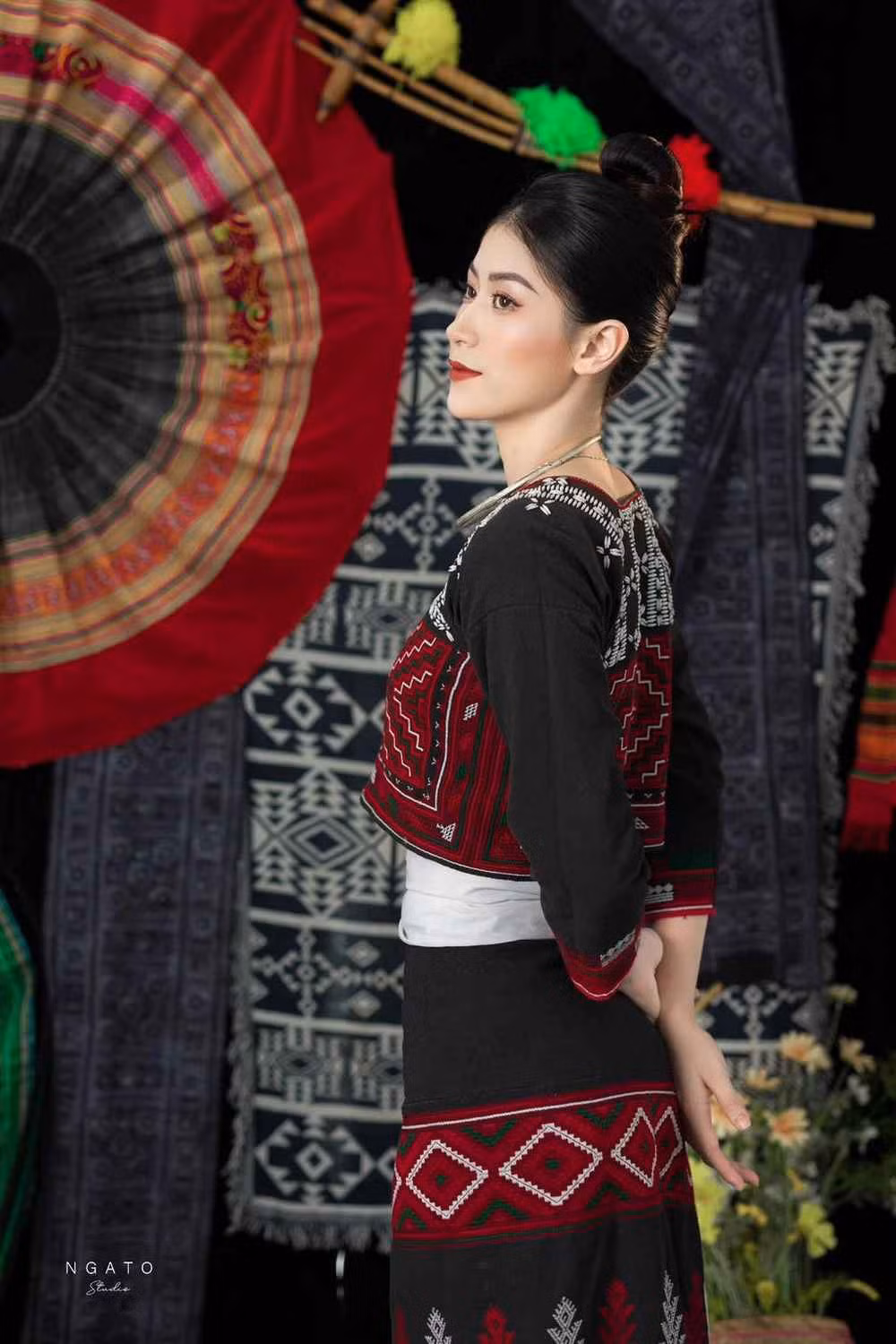 Đến với Lào Cai, Hoàng Thị Kiều Trinh cũng đã có cơ hội khoác lên mình bộ trang phục dân tộc