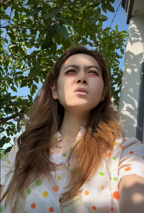 Cụ thể trên trang cá nhân, "cô giáo nóng bỏng nhất Việt Nam" này đã công khai clip khoe mặt mộc.