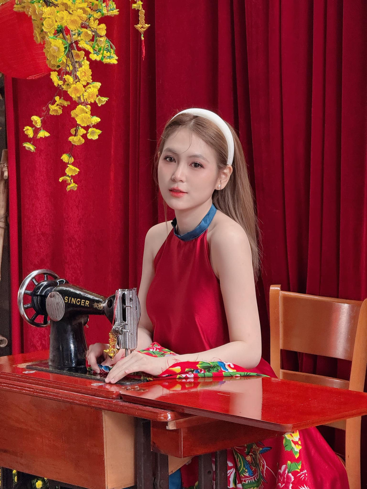 Bên cạnh những bức ảnh nghiêm chỉnh trong bộ áo dài đứng lớp, cô giáo Trần Trân còn gây ấn tượng với những bộ hình “thiếu vải” để khoe triệt để vóc dáng trời ban.