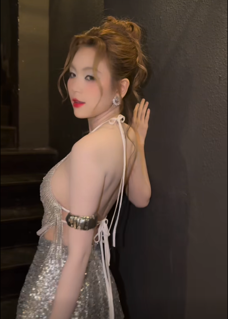 Xuất hiện trong khung clip biến hình này, Trần Trân diện chiếc đầm ánh kim và khoe vai trần mịn màng.