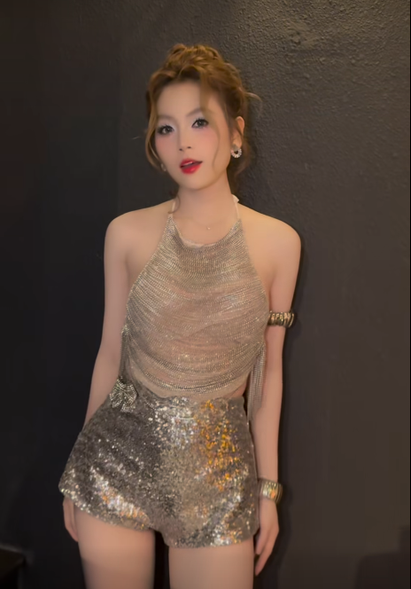 Sở dĩ cô giáo hot girl Trần Trân có sức hút mạnh mẽ trên MXH vậy là nhờ sở hữu thân hình siêu quyến rũ với số đo 3 vòng 83-58-92.