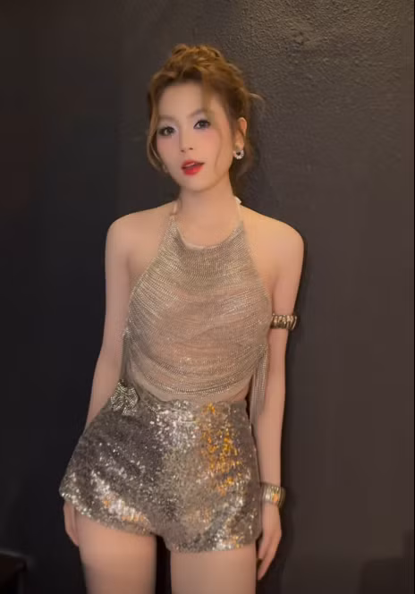 Sở dĩ cô giáo hot girl Trần Trân có sức hút mạnh mẽ trên MXH vậy là nhờ sở hữu thân hình siêu quyến rũ với số đo 3 vòng 83-58-92.