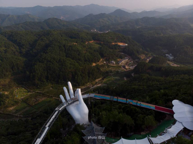 Và cũng từ đó, người ta gọi cây cầu này là bản "fake" của Cầu Vàng ở Việt Nam.