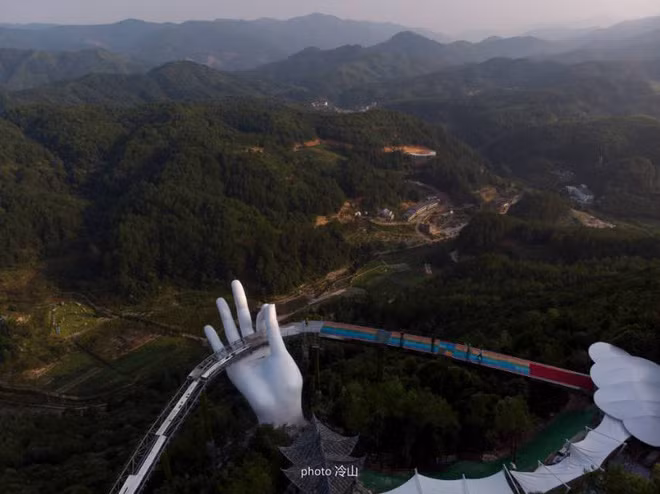 Và cũng từ đó, người ta gọi cây cầu này là bản "fake" của Cầu Vàng ở Việt Nam.