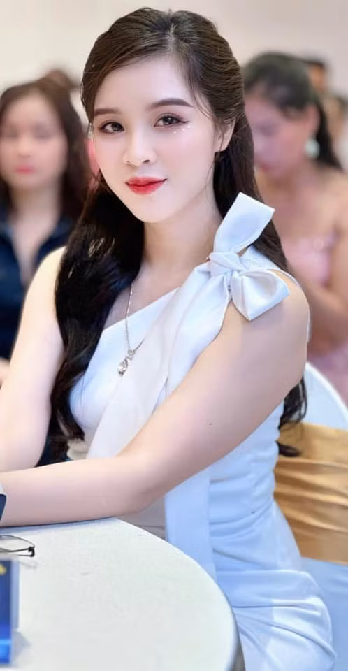 Bị đưa vào tình huống có phần nhạy cảm, cô giáo Thu Thủy đã đáp trả một cách cực kỳ thông minh và duyên dáng. Cô nhẹ nhàng chia sẻ: "Quan tâm vượt định mức ạ".